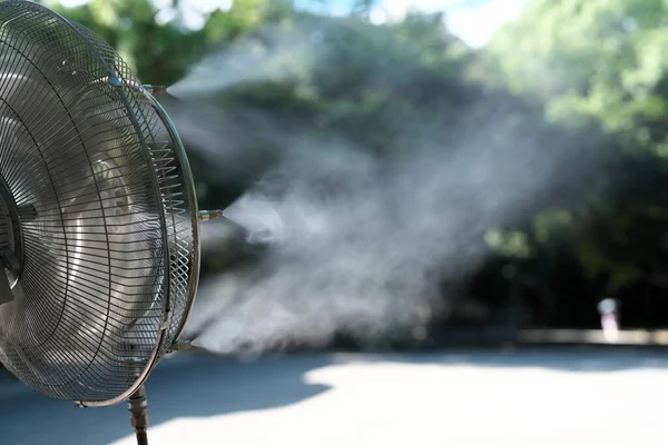Aichi, Japonya - 1 Ağustos 2022: Açık havada sis yayan fan