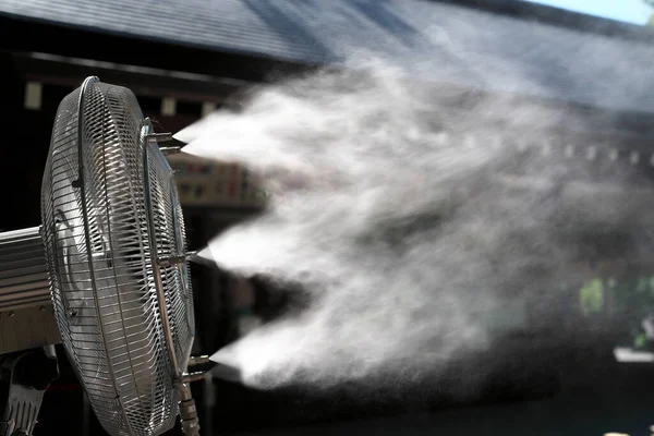 Aichi, Japonya - 1 Ağustos 2022: Açık havada sis yayan fan