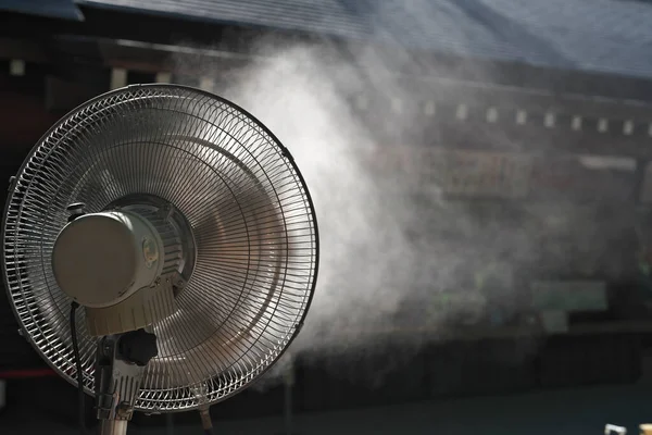 Aichi, Japonya - 1 Ağustos 2022: Açık havada sis yayan fan