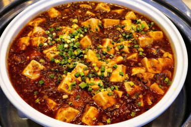 Yamanashi, Japonya - 16 Eylül 2022: Sichuan usulü soya peyniri veya Mabo Tofu