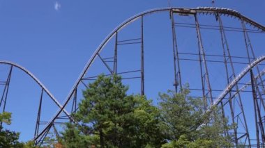 Yamanashi, Japonya - 16 Eylül 2022: İnsanlar Fuji-Q Highland 'da mavi gökyüzü altında hız treninin keyfini çıkarıyorlar