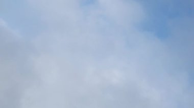 Tokyo, Japonya - 19 Eylül 2022: Fırtına yaklaşırken hızlı hareket eden bulutlar