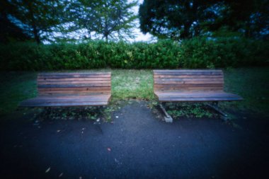 Tokyo, Japonya - 7 Ekim 2022: Sabah bir parkta boş bir bank