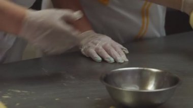 Hamur yapmak için ellerinle un diz Un pişirmek için hamur hazırlamak