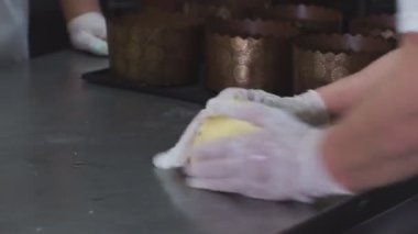 Hamur yapmak için ellerinle un diz Un pişirmek için hamur hazırlamak