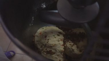 Hamur yapmak için ellerinle un diz Un pişirmek için hamur hazırlamak