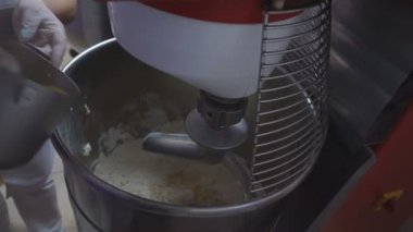 Hamur yapmak için ellerinle un diz Un pişirmek için hamur hazırlamak