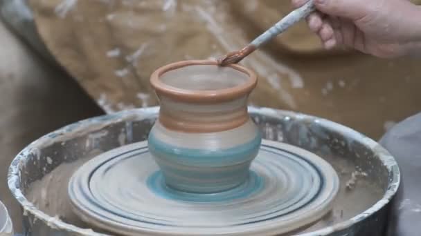 手工用粘土做陶器 转轮时 在陶瓷厂用粘土设计制作碗的人的手的特写 创意人物和业余爱好概念 — 图库视频影像