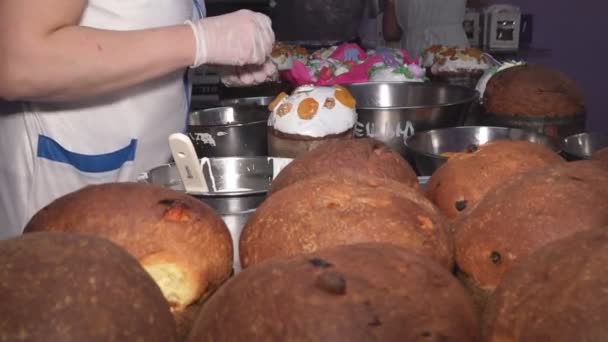 Decoración Dulce Azúcar Hielo espolvoreado con cuentas de colores. — Vídeo de stock