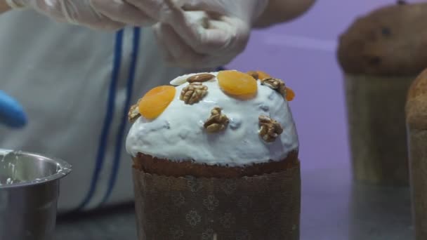 Decoração doce açúcar Icing polvilhado com grânulos coloridos. — Vídeo de Stock