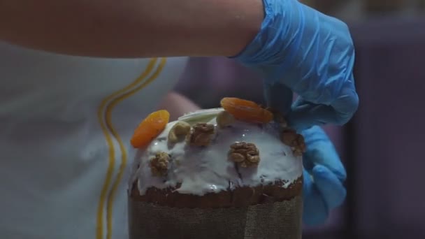 Dekoration Süße Zuckerguss mit bunten Perlen bestreut. — Stockvideo