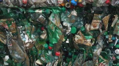 Plastik şişeler ve konteynırlar.