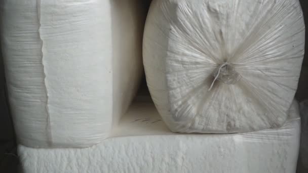 Isolatie van minerale wol uit gerecycleerde gerecycleerde syrue; — Stockvideo