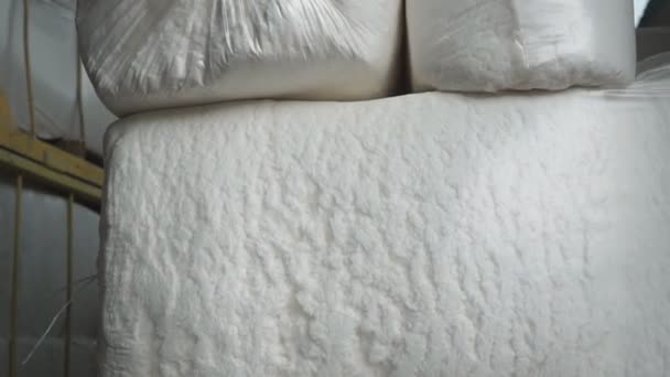 Aislamiento de lana mineral hecho de jarabe reciclado reciclado — Vídeo de stock