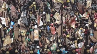 Plastik şişeler ve konteynırlar.