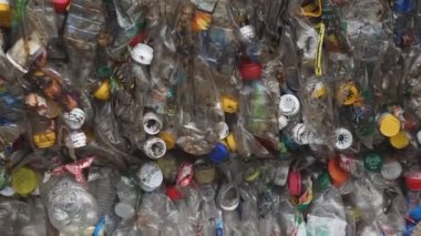 Plastik şişeler ve konteynırlar.