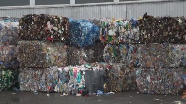 Plastik şişeler ve konteynırlar.