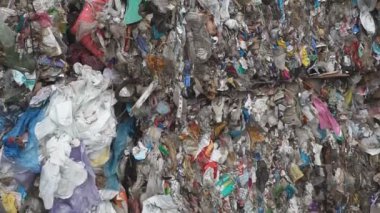 Plastik şişeler ve konteynırlar.