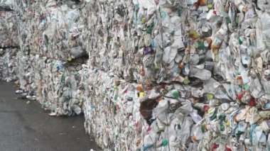 Plastik şişeler ve konteynırlar.