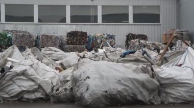 Plastik şişeler ve konteynırlar.