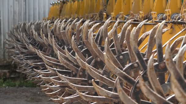用于农业大面积耕作的切割机刀具 拖拉机在田里耕作和割沟 拖拉机在村里的黑土地里工作 — 图库视频影像