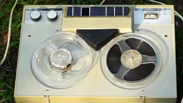 Spule Spule Tonbandgerät Abspielend Drehender Vintage Musikplayer Aus Nächster Nähe — Stockvideo