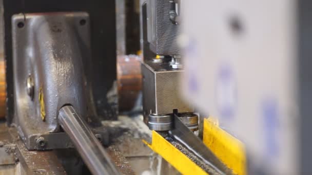 Máquina Corte Metal Industrial Que Corta Tubos Metal Con Refrigerante — Vídeo de stock