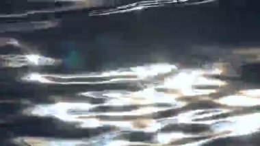 Güneş suyun üzerinde parlıyor.