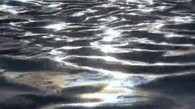 Güneş suyun üzerinde parlıyor.