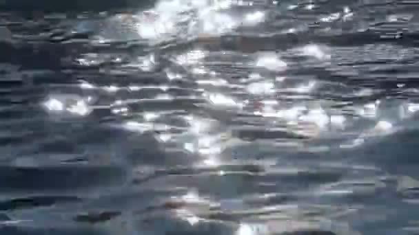 Zon schijnt op het water — Stockvideo