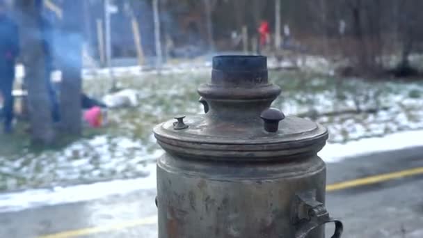 Gammal rysk vedeldad samovar med rök. — Stockvideo