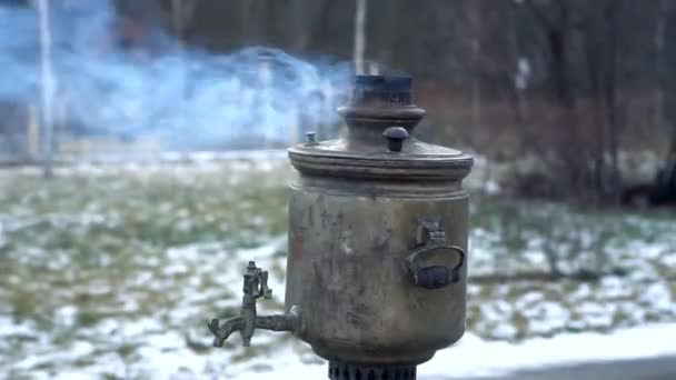 Samovar de queima de madeira russo velho com fumaça. — Vídeo de Stock