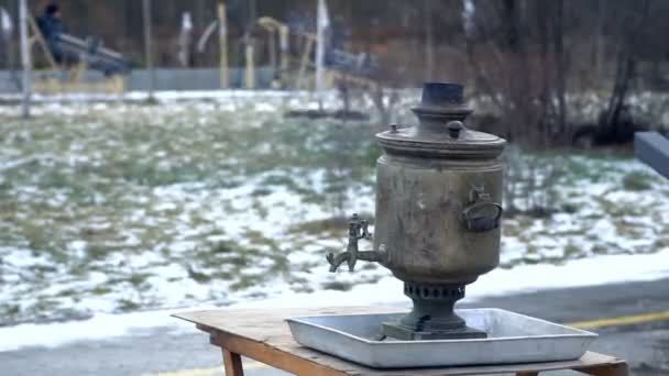 Gammal rysk vedeldad samovar med rök. — Stockvideo