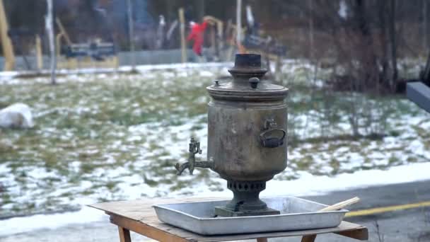 煙と古いロシアの木材燃焼samovar. — ストック動画