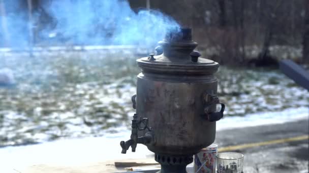 Gammal rysk vedeldad samovar med rök. — Stockvideo