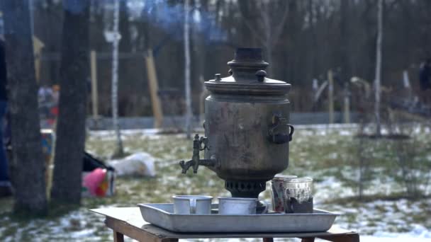 Vecchio samovar russo a legna con fumo. — Video Stock