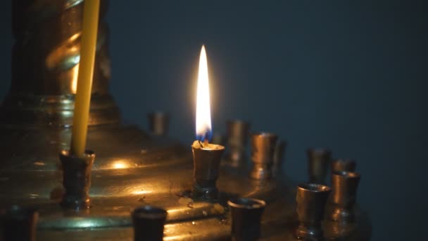 Iluminación Velas Cera Insertadas Arena Ardiendo Templo Esparciendo Luz Sobre — Vídeos de Stock