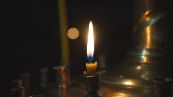 Iluminación Velas Cera Insertadas Arena Ardiendo Templo Esparciendo Luz Sobre — Vídeos de Stock