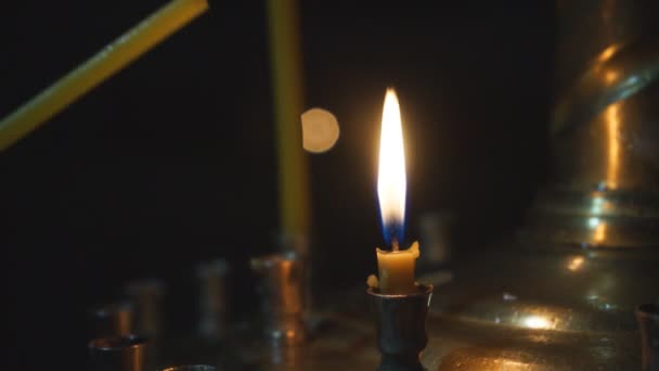 Iluminación Velas Cera Insertadas Arena Ardiendo Templo Esparciendo Luz Sobre — Vídeos de Stock