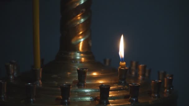 Wachskerzen Anzünden Die Tempel Brennen Und Licht Auf Verschwommenem Hintergrund — Stockvideo