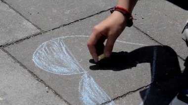 Küçük çocuklar renkli tebeşirle kaldırıma renkli resimler çizerler. Mutlu çocuklar renkli başyapıtlar çizerek yaratıcılığın tadını çıkarırlar.
