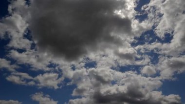 Hızlı hareket eden bulutların zamanı. Mavi gökyüzüne karşı hızlı hareket eden ve değişen bulutlar.
