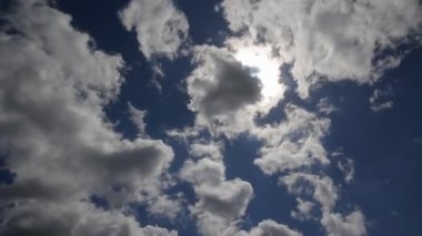 Hızlı hareket eden bulutların zamanı. Mavi gökyüzüne karşı hızlı hareket eden ve değişen bulutlar.