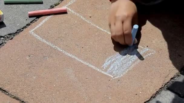 Μικρά Παιδιά Ζωγραφίζουν Πολύχρωμες Εικόνες Στο Πεζοδρόμιο Χρησιμοποιώντας Χρωματιστή Κιμωλία — Αρχείο Βίντεο