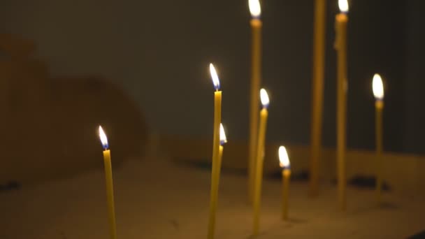 Candles Burn Orthodox Church Burning Candles Stand Row Church Candles — Vídeo de Stock