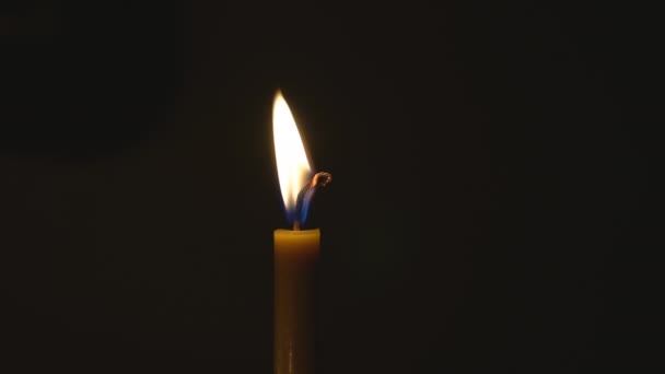 Κεριά Καίγονται Ορθόδοξη Εκκλησία Κάψιμο Κεριών Που Στέκονται Στη Σειρά — Αρχείο Βίντεο