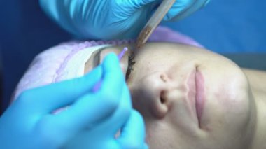 Güzellik salonunda profesyonel kirpik büyütme. Kirpiklere özel ajan uygulanır.