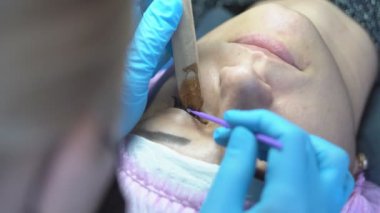 Güzellik salonunda profesyonel kirpik büyütme. Kirpiklere özel ajan uygulanır.