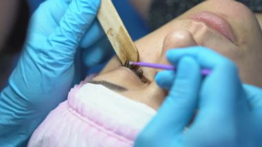 Güzellik salonunda profesyonel kirpik büyütme. Kirpiklere özel ajan uygulanır.