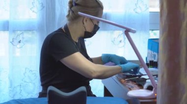 Güzellik salonunda profesyonel kirpik büyütme. Kirpiklere özel ajan uygulanır.